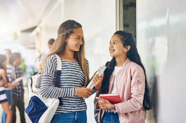 Hoe Ging Het Met Test Twee Gelukkig Schoolmeisjes Chatten Hal — Stockfoto