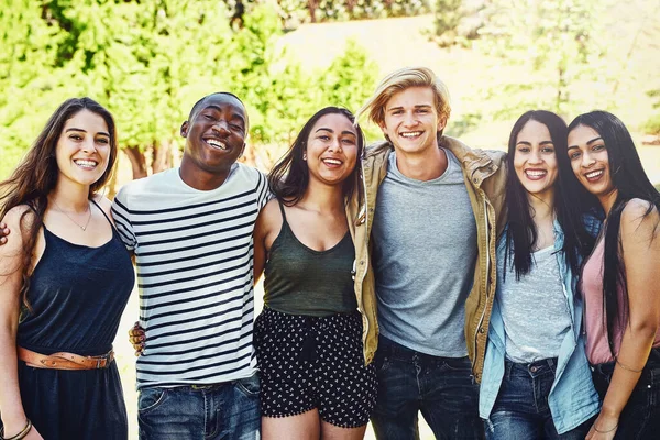 Värdesätter Vår Vänskap Porträtt Grupp Glada Unga Vänner Som Njuter — Stockfoto