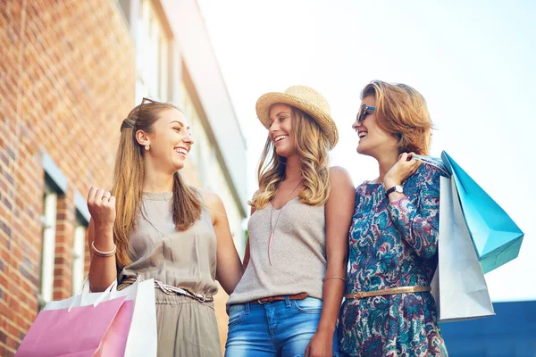 Nog Zoveel Doen Drie Jonge Vriendinnen Winkelen Het Centrum — Stockfoto