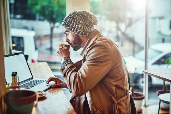 Penangkapan Online Kafe Seorang Pemuda Tampan Duduk Kafe Menggunakan Laptop — Stok Foto