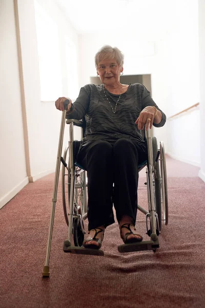 簡単に移動します 老人ホームで車椅子に座って幸せそうなおばあさんの肖像画 — ストック写真