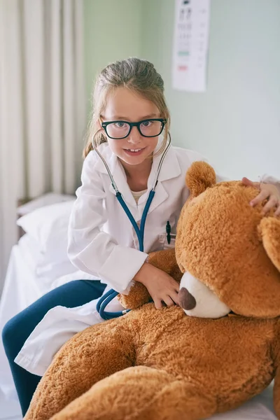 Обучение Медицине Раннего Возраста Маленькая Девочка Притворяющаяся Доктором Осматривая Своего — стоковое фото