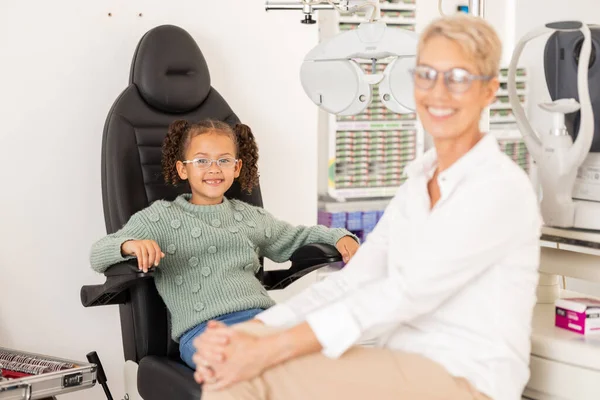 Kinderen Visie Bril Met Een Meisje Klant Optometrist Consulting Een — Stockfoto