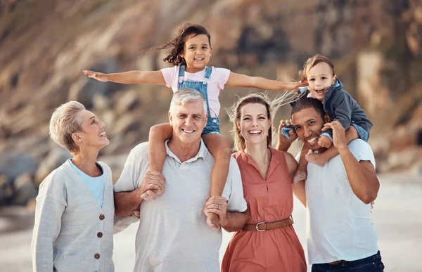 家庭海滩肖像画 孩子们肩并肩 妈妈和多文化的祖父母一起度假 快乐的大家庭 一代又一代的笑着带着快乐在户外度暑假 追求多样化 — 图库照片