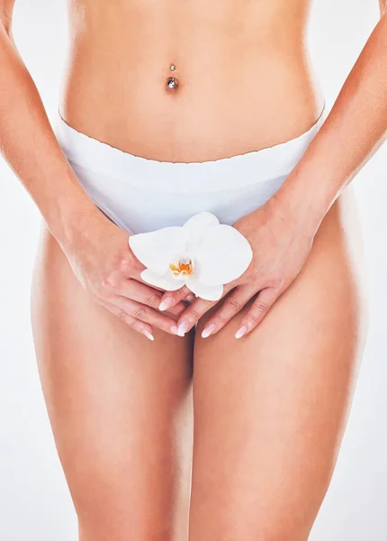 Sağlık Vücut Bakımı Elinde Çiçek Olan Kadın Hijyeni Taze Temiz — Stok fotoğraf