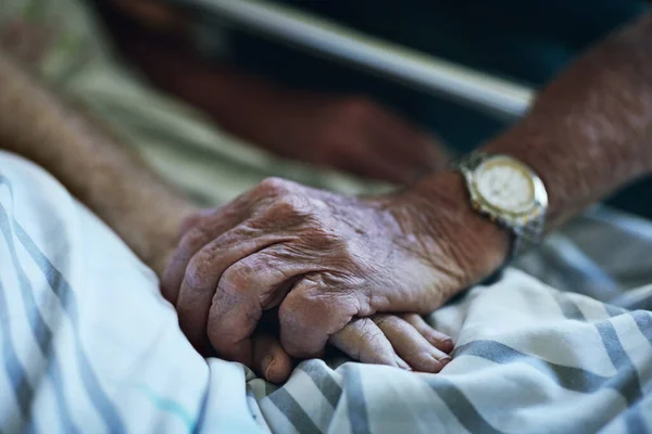 Troska Kolejne Słowo Miłość Starszy Mężczyzna Odwiedzający Żonę Szpitalu — Zdjęcie stockowe