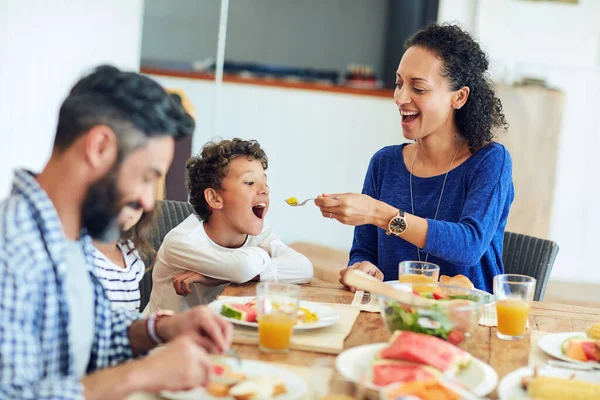 Voilà Express Végétarien Une Famille Heureuse Réunie Autour Leur Table — Photo