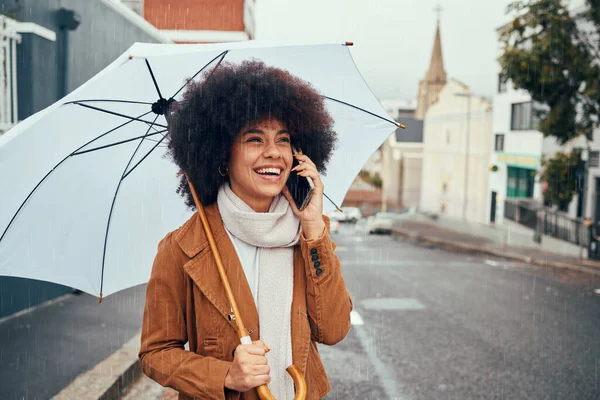 Telefonata Comunicazione Pioggia Ragazza Con Ombrello Parlare Discutere Parlare Tempo — Foto Stock