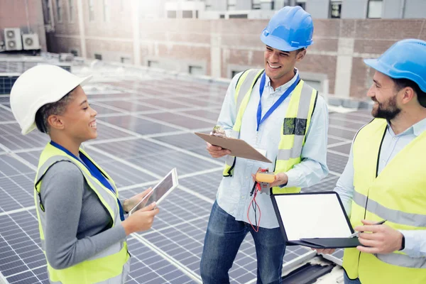 Týmová Práce Plánování Zaměstnanci Solárním Panelovém Průmyslu Pro Instalaci Obnovitelnou — Stock fotografie