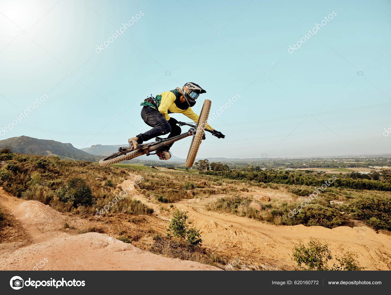 Bicicleta de ciclismo e homem fazendo um truque de salto no céu