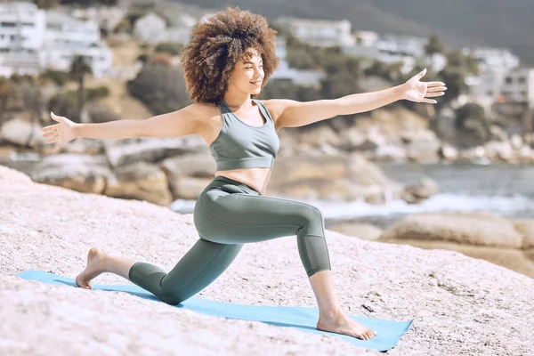 Tapis Yoga Femme Afro Plage Pour Détendre Étirer Entraîner Faire — Photo