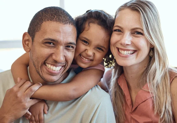 多元文化的父母的孩子 沙发上的肖像和快乐的爸爸妈妈在家中一起笑着 同时把爱粘合在一起 多样化的黑人男人 女人和女儿 在家里的沙发上休息和拥抱 — 图库照片