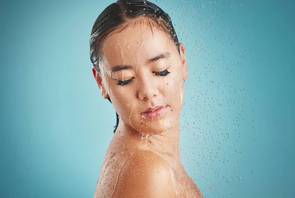 Gesicht Dusche Und Reinigung Mit Einer Frau Studio Auf Blauem — Stockfoto