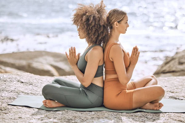Yoga Méditer Fitness Femmes Plage Océan Mer Sentent Pleine Conscience — Photo