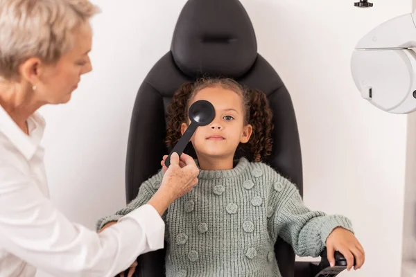 Examen Ocular Niño Optometrista Que Evalúa Vista Los Ojos Busca —  Fotos de Stock