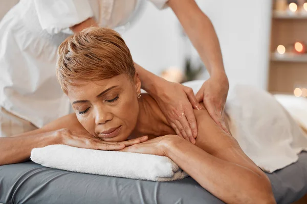 Manos Relax Mujer Negra Spa Para Masaje Para Dolor Espalda — Foto de Stock