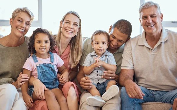 Grande Família Sofá Casa Retrato Felicidade Com Crianças Pais Avós — Fotografia de Stock