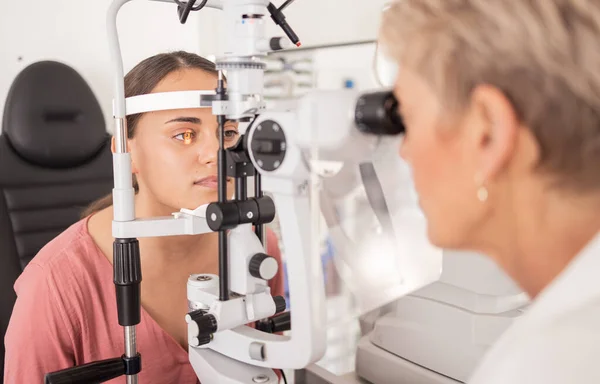 Oční Vyšetření Oftalmolog Vidění Ženy Oči Nebo Oční Test Štěrbinou — Stock fotografie