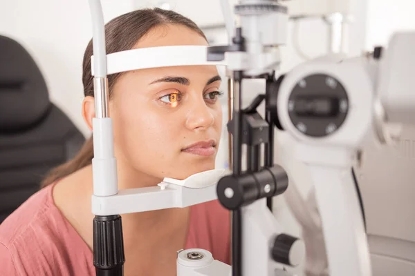 Zrak Oftalmologie Vyšetření Očí Žen Světlem Duhovce Ordinaci Očních Lékařů — Stock fotografie