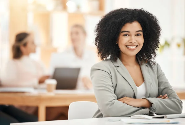 肖像画 黑人妇女和商界领袖相互交手 充满自信和自豪 女企业家 公司主管或有权力的女孩 带着微笑 快乐或领导的眼光创办公司 — 图库照片