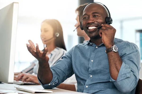 Call Center Zwarte Man Praten Voor Klantenservice Glimlach Headset Het — Stockfoto