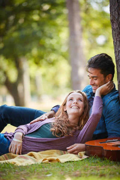 あなたが永遠に私のものになることを願っています 公園で一緒に一日を楽しんだ笑顔の若いカップルは — ストック写真