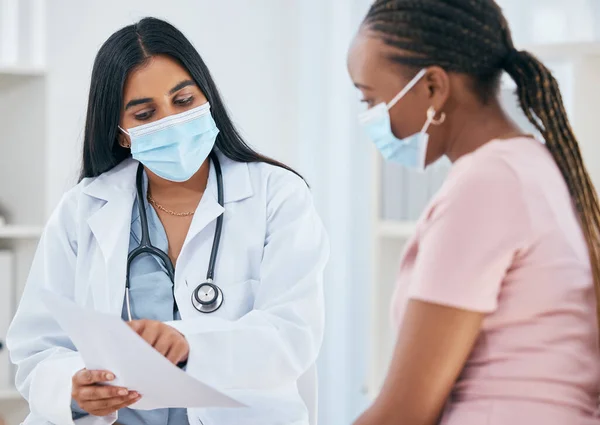Covidマスクと女性患者の医療結果は 診療所の健康相談につながります 病院での女性の多様性 コロナウイルスコンサルティングチェックと看護師と健康予約 — ストック写真