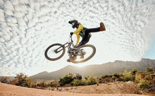 Desszert Mountain Bike High Jump Trükk Őrült Szórakoztató Versenyzéshez Extrém — Stock Fotó