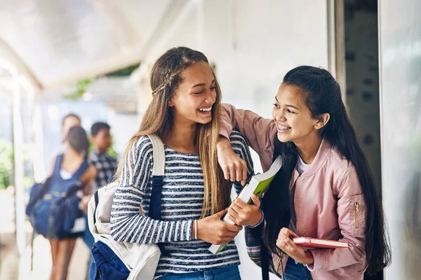 Soms Worden Klasgenoten Vrienden Twee Gelukkig Schoolmeisjes Chatten Hal Buiten — Stockfoto