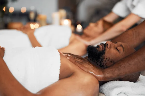 Czarny Mężczyzna Spa Masaż Ciała Dla Pary Wellness Terapia Relaksacyjna — Zdjęcie stockowe