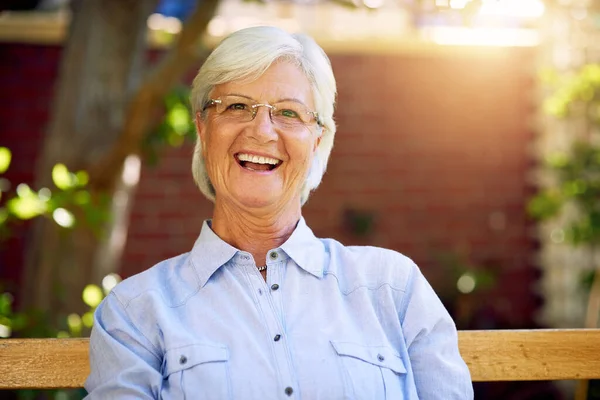 Jag Den Lyckligaste Fasen Mitt Liv Porträtt Lycklig Äldre Kvinna — Stockfoto