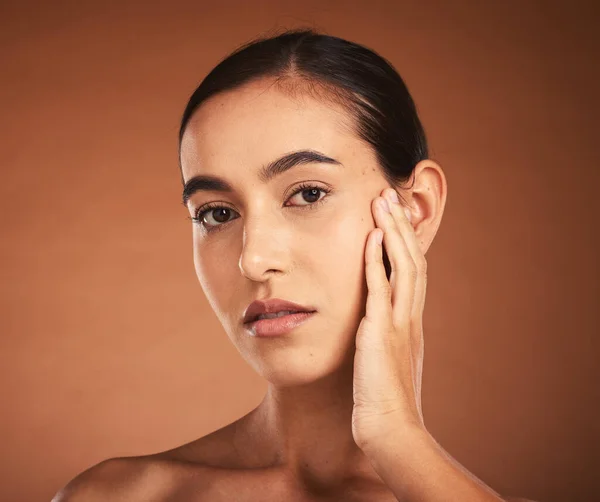 Kosmetika Hudvård Och Kvinna Touch Ansikte För Naturlig Skönhet Självsäker — Stockfoto
