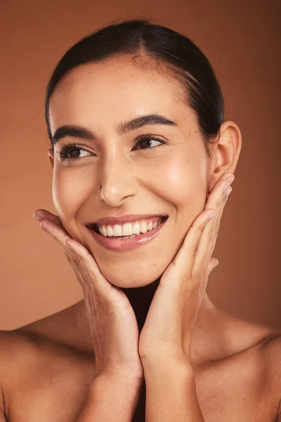Cuidado Piel Maquillaje Mujer Pensando Cosméticos Dermatología Bienestar Spa Sobre —  Fotos de Stock