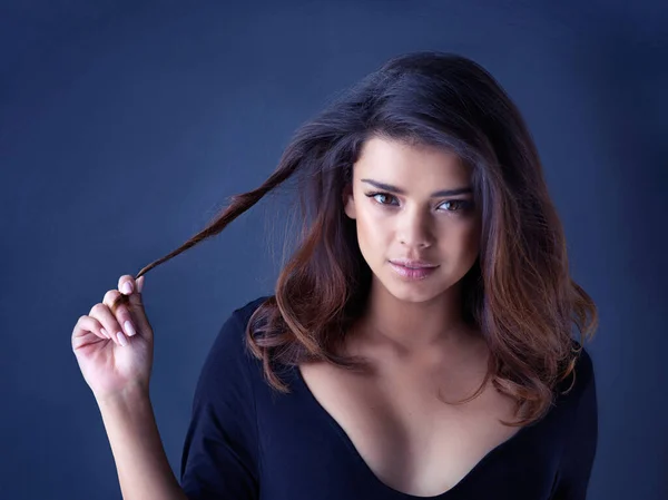 Давай Поговорим Волосах Студийный Снимок Красивой Молодой Женщины Играющей Волосами — стоковое фото