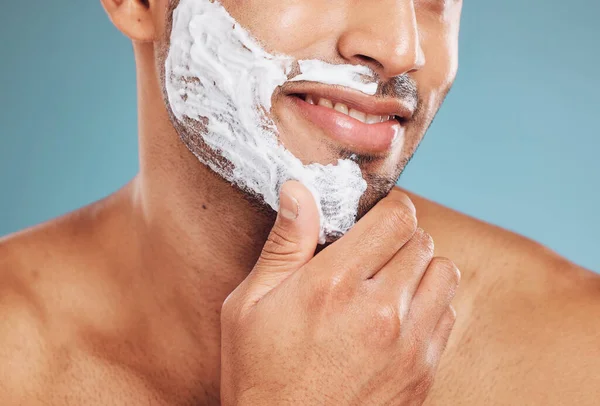 Mavi Stüdyo Arka Planında Güzellik Sağlık Sağiık Için Adamla Tıraş — Stok fotoğraf