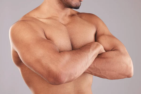 胸部和男性特写在工作室里 为健康 健康和锻炼提供灰色背景模型 造型上的瘦身 肌肉和男士二头肌模型 身体和皮肤美 仪容和卫生 — 图库照片