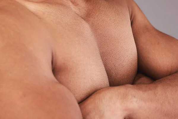 Στήθος Σώμα Και Bodybuilder Άνθρωπος Σταυρωμένα Χέρια Είναι Γυμνά Αυτοπεποίθηση — Φωτογραφία Αρχείου