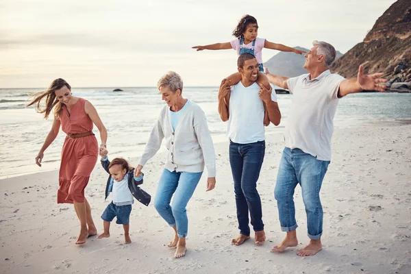 Χαρούμενη Μεγάλη Οικογένεια Διακοπές Και Βόλτα Στην Παραλία Για Ποιοτικό — Φωτογραφία Αρχείου