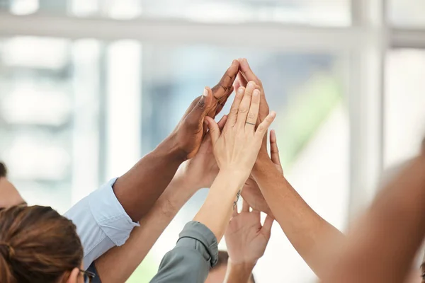 Mãos Alto Cinco Pessoas Negócios Equipe Sucesso Reunião Para Formação — Fotografia de Stock