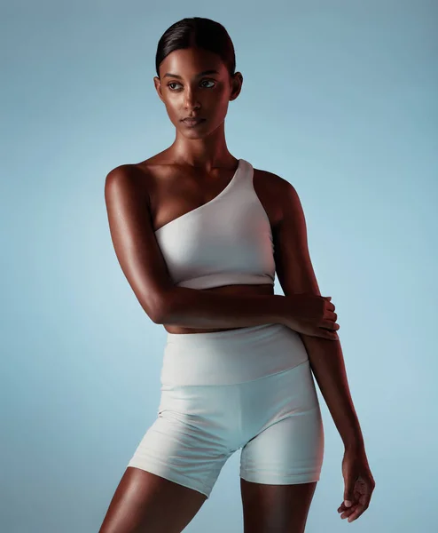 Fitness Mode Lichaam Van Zwarte Vrouw Studio Blauw Mock Voor — Stockfoto