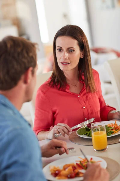 Eet Het Hebt Honger Een Boze Vrouw Confronteert Haar Man — Stockfoto
