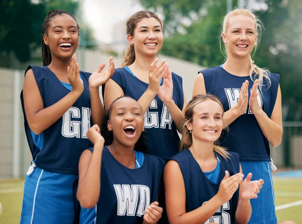 外のフィールドで勝者として勝利を祝う女性チームとのネットボール スポーツや拍手 目標や成功のために応援する女性スポーツグループとフィットネス 健康とチームワーク — ストック写真