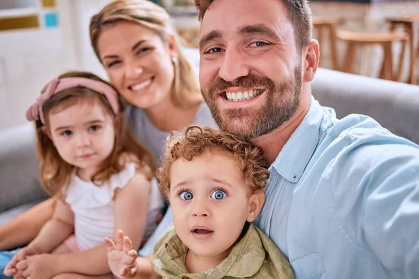 Familie Liebe Und Selfie Heimischen Wohnzimmer Bindung Und Pflege Beim — Stockfoto