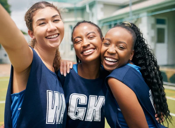 Αθλητισμός Ομάδα Και Κορίτσι Netball Selfie Αγκαλιά Γυμναστήριο Και Κολέγιο — Φωτογραφία Αρχείου