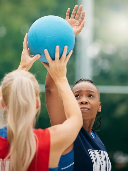 Αθλητισμός Αθλητής Και Ανταγωνισμός Netball Και Fitness Υπαίθρια Νέους Σχολείο — Φωτογραφία Αρχείου