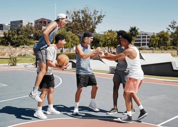 Баскетболіст Кулак Друзі Святкують Тренувальної Мети Досягнення Гри Або Успіху — стокове фото