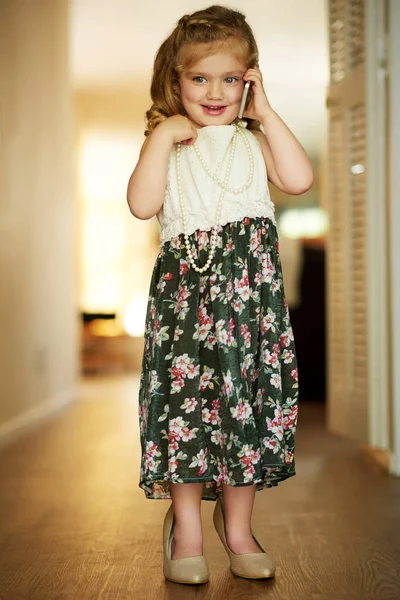 Ντυμένος Για Μια Μέρα Διασκέδασης Ένα Αξιολάτρευτο Κοριτσάκι Που Παίζει — Φωτογραφία Αρχείου