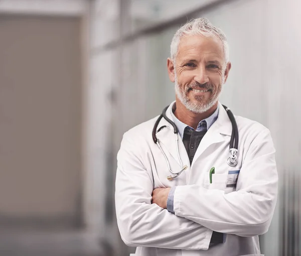 一个成熟的男医生站在医院的画像 — 图库照片