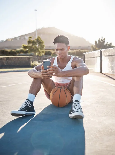 健身和篮球男子放松打字训练结果在移动应用 游戏或阅读博客更新 篮球运动员地面上的青少年和5G智能手机使用电话社交媒体 — 图库照片