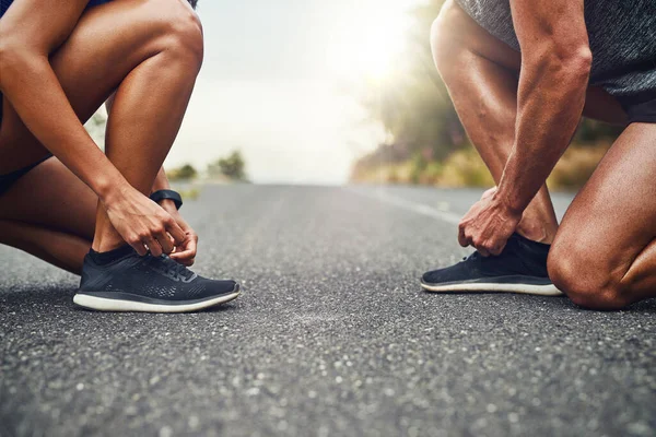 Zabezpieczamy Buty Przed Bieganiem Nierozpoznawalna Para Trenująca Maratonu Świeżym Powietrzu — Zdjęcie stockowe